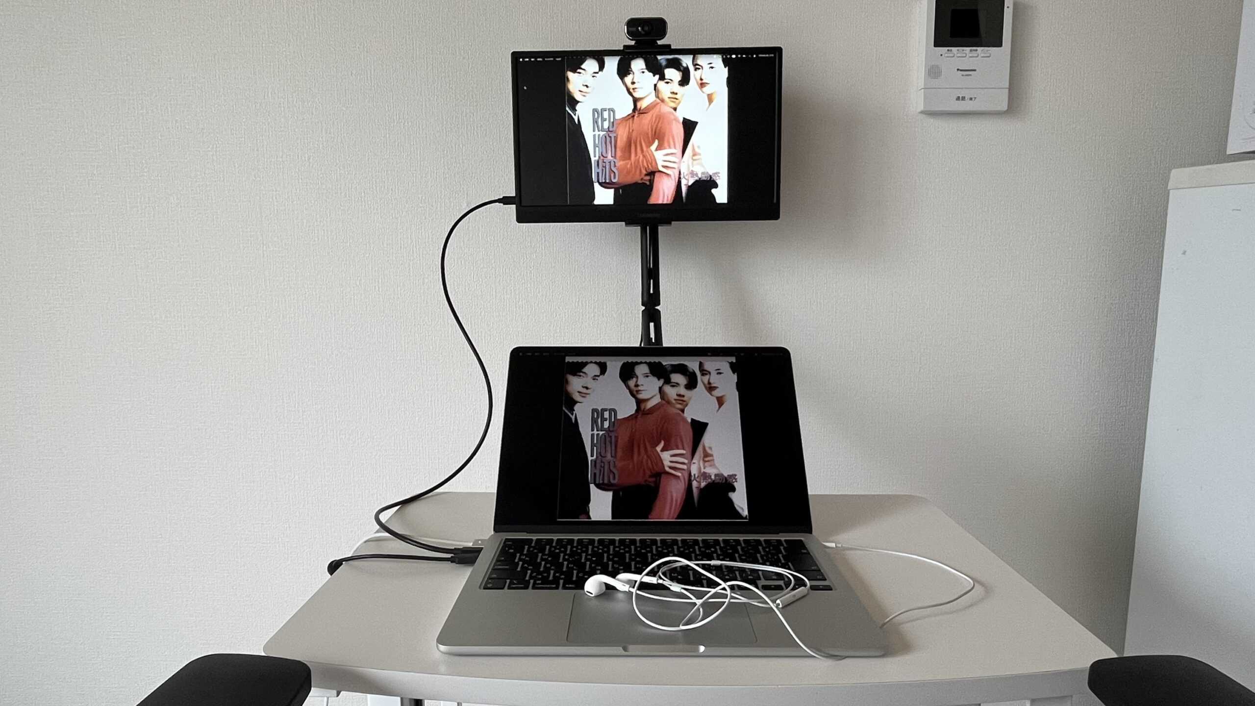 MacBook Airと15.6インチ外部ディスプレイを縦に配置した在宅勤務のデスク