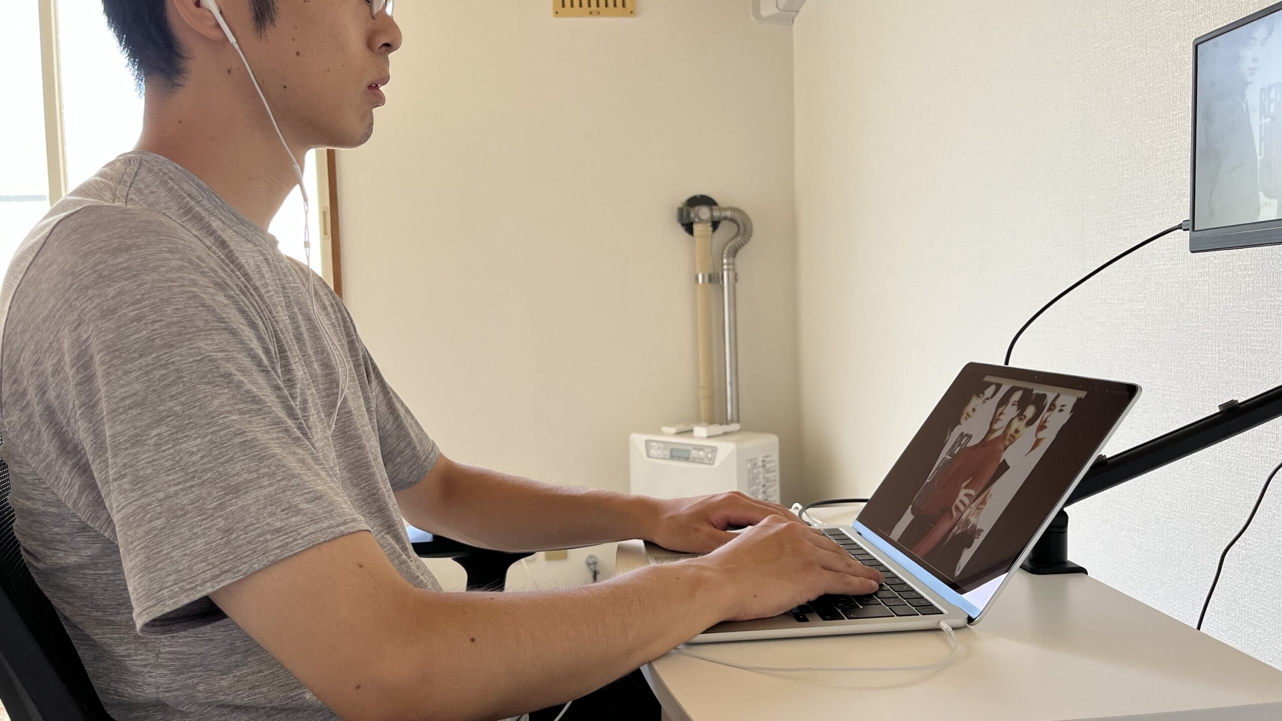 EarPodsを着けてMacBook Airと外部ディスプレイで仕事をしている様子